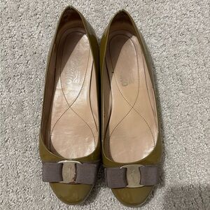 Vintage Salvatore Ferragamo Varina olive ballet flats 7.5 B patent leather